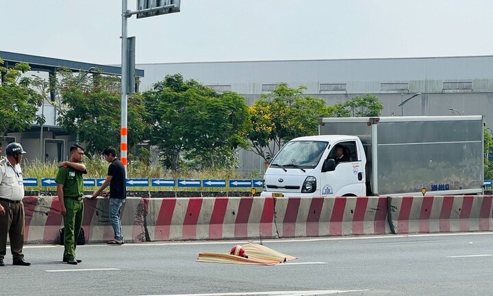 TP.HCM: Điều tra vụ người đàn ông tử vong trong làn ô tô dưới dốc cầu Phú Hữu