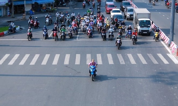  Xe máy vượt đèn đỏ, bị phạt bao nhiêu tiền từ 1/2025?