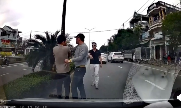 Xác minh clip người đàn ông lái ô tô vượt ẩu, hành hung tài xế xe khác