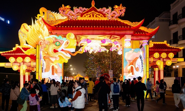 Du khách ngây ngất với Lễ hội đèn lồng hoành tráng chưa từng có ở Việt Nam