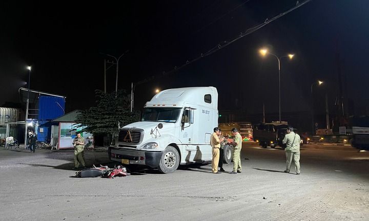 Hiện trường vụ xe đầu kéo va chạm xe máy khi ôm cua, một người tử vong