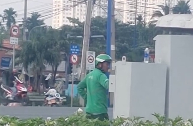 Phạt hành chính tài xế xe ôm công nghệ tự ý điều chỉnh đèn giao thông ở TP.HCM