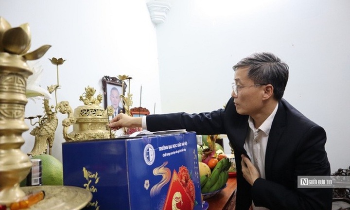 Chủ tịch Hội Luật gia Việt Nam thắp hương tưởng niệm cố Chủ tịch Hội