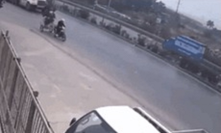 Clip: Đau đớn khoảnh khắc bố thất thần bên thi thể con gái sau tai nạn thương tâm