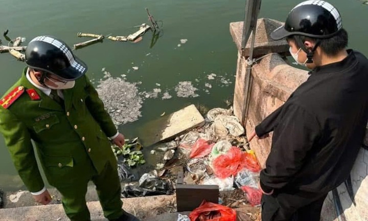  Xử phạt 2 trường hợp vứt bát hương, bàn thờ gỗ xuống hồ Tây dịp ông Công ông Táo
