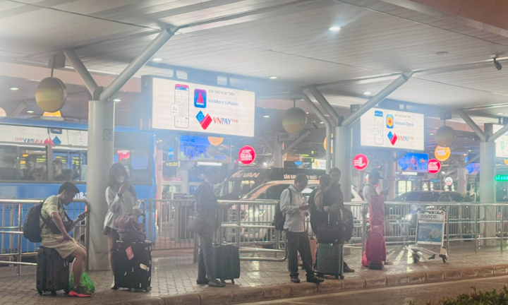 Xe buýt đưa khách miễn phí từ sân bay Tân Sơn Nhất dịp Tết