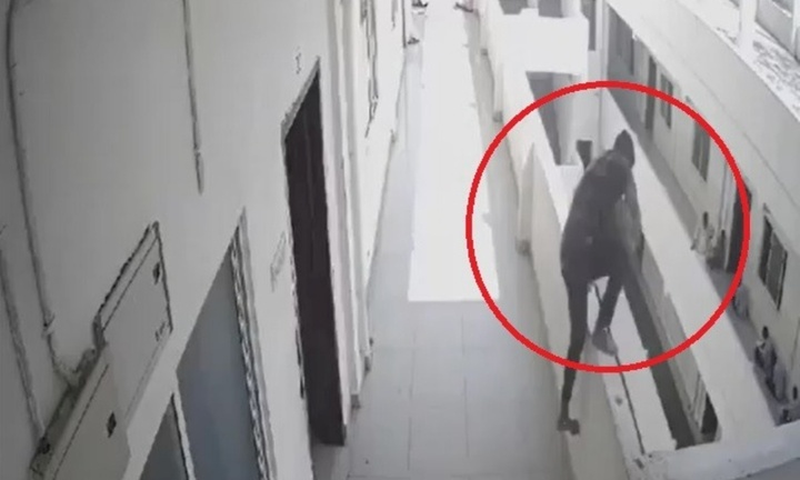 Clip: Giữa buổi học, nam sinh bất ngờ ra khỏi lớp nhảy xuống từ tầng 3
