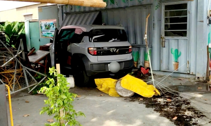 Hiện trường vụ ô tô điện bất ngờ tông 2 xe máy, lao vào quán cà phê bên đường