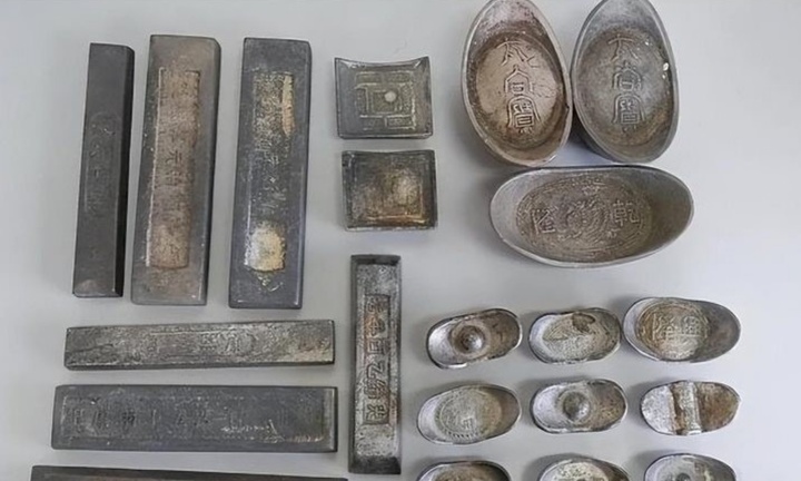 Sửa ngôi nhà bị bão làm tốc mái, cụ ông 70 tuổi tìm thấy “kho báu” khủng