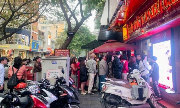26 Tết, người dân xếp hàng dài đợi mua vàng dù giá cao 
