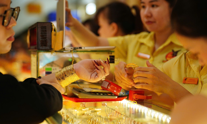 Tin tức giá vàng tối nay (25/1): Giá vàng giữ mức cao ngày đầu nghỉ Tết