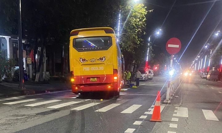 Xe khách gây tai nạn liên hoàn trong đêm tại Huế, 1 người tử vong