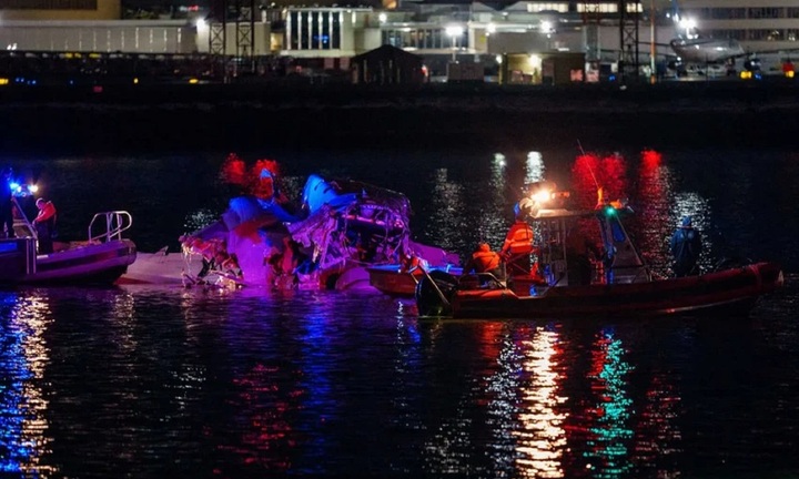 Vụ máy bay va chạm trực thăng, rơi xuống sông ở Mỹ: Không ai sống sót