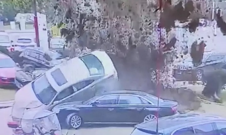 Nghịch pháo gây ra vụ nổ kinh hoàng, cậu bé làm hỏng hàng loạt xe sang, gia đình phải bán nhà để đền