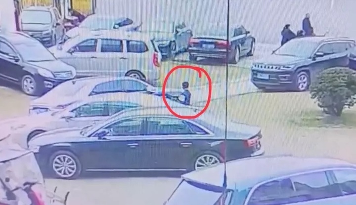 Clip: Cậu bé đánh liều ném pháo xuống cống, nổ lớn làm rung chuyển cả bãi đỗ xe, hất tung nhiều ô tô
