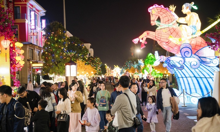 Choáng ngợp sức hút của “Vũ trụ Vin”: 6 ngày đón hơn 11 triệu lượt khách