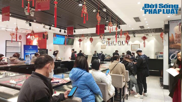 Người dân xếp hàng chờ mua vàng trước ngày vía Thần Tài, cửa hàng bán