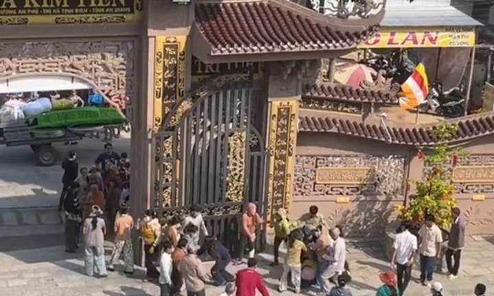 Điều tra vụ 50 người dàn cảnh chen lấn, cướp giật, hành hung một gia đình đi lễ chùa ở An Giang