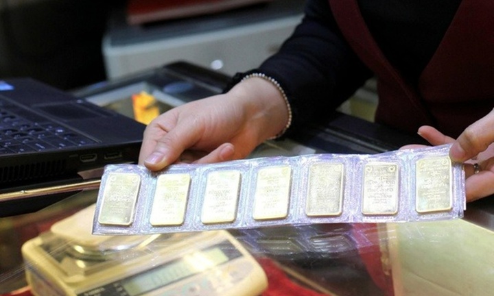 Giá vàng biến động, người mua vàng ngày vía Thần Tài năm 2024