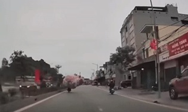 Clip: Rùng mình cảnh xe máy biến thành 