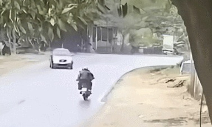 Clip: Ô tô mất lái khi vào cua, xoay 180 độ, hất văng cặp đôi đi xe máy 
