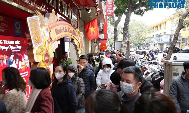 Tiệm vàng quá tải, khách hàng chờ 3 tiếng đồng hồ mới mua được một chỉ vàng nhẫn