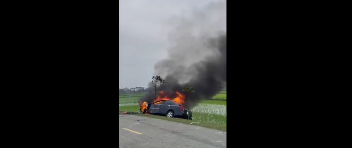 Clip: Ô tô đang chạy bon bon trên đường, bất ngờ bốc cháy ngùn ngụt như phim hành động