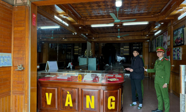 Tin pháp luật nổi bật 24h qua: Khởi tố 2 đối tượng cướp giật tại hiệu vàng