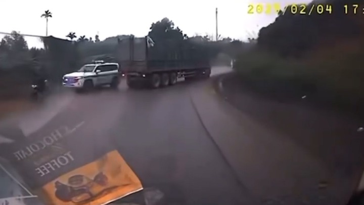 Clip: Khoảnh khắc lái tài xế ô tô đầu kéo có hành vi cản trở xe ưu tiên ở Tuyên Quang