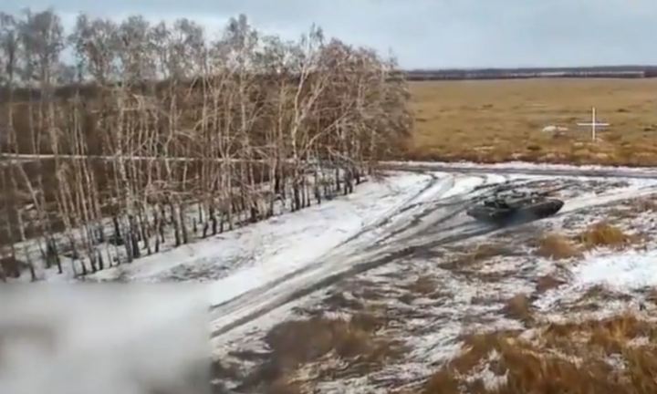 Đơn độc di chuyển trên đường, xe tăng Ukraine hứng trọn đòn tấn công từ