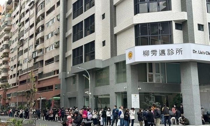 Người dân đổ xô đi tiêm vắc xin phòng cúm, các bác sĩ không có thời gian ăn ngủ