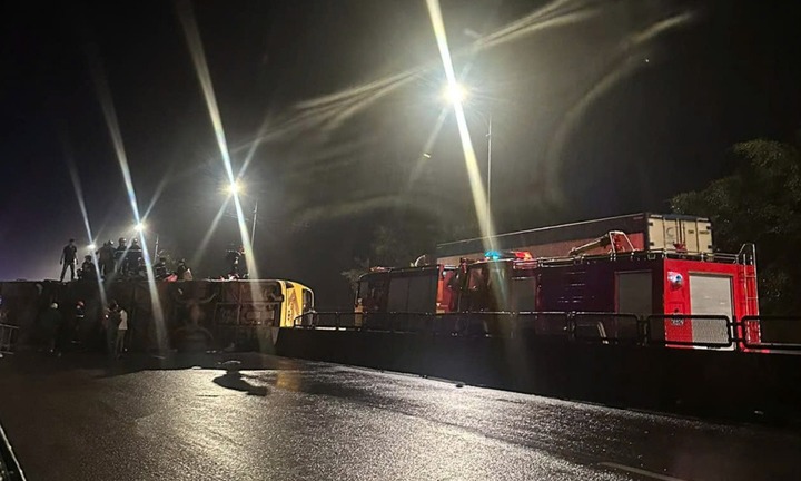 Xe khách tông vào dải phân cách, 3 người tử vong tại chỗ, nhiều người bị thương