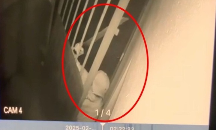 Clip: Camera ghi lại khoảnh khắc tên trộm cầm mã tấu, phá khóa vào nhà dân lúc rạng sáng