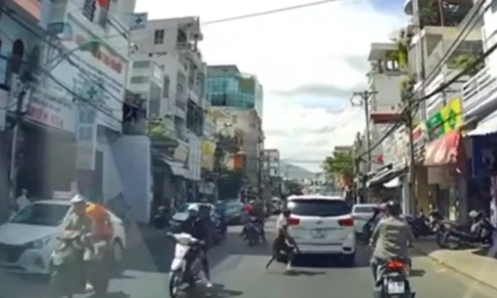 Clip: Hãi hùng cảnh thanh niên bắn súng đạn bi nhựa giữa phố ở Nha Trang