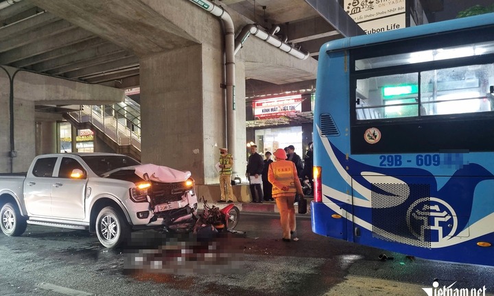 Tai nạn liên hoàn trên phố ở Hà Nội, tài xế xe ôm công nghệ tử vong