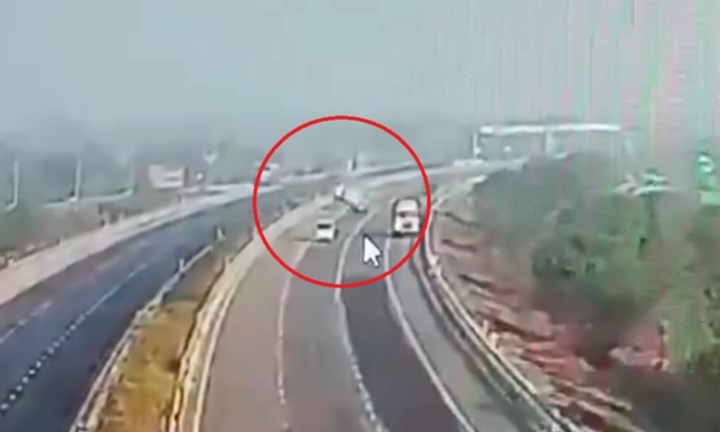 Clip: Thóp tim cảnh ô tô nổ lốp lật 6 vòng trên đường cao tốc, 7 người may mắn thoát chết