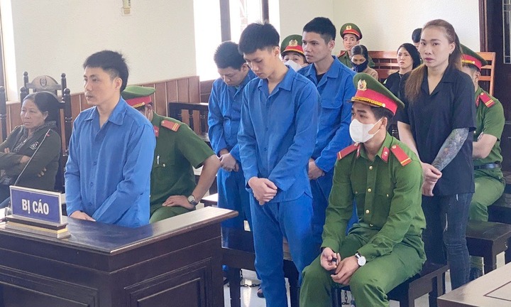 Chồng rút súng bắn cảnh sát cơ động, vợ che giấu, cả 2 cùng lĩnh án tù