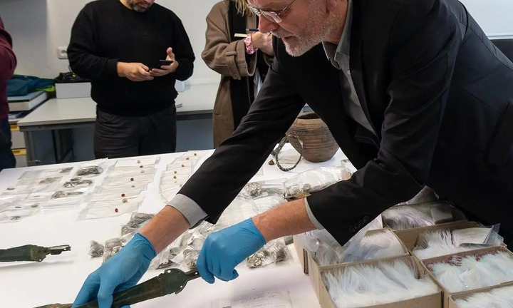 Kho báu “khủng” 3.000 năm tuổi bất ngờ lộ diện ở dưới mương