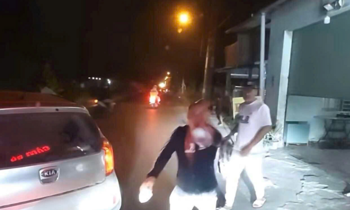 Clip: 3 người đàn ông dừng xe giữa đường, ném đá vào ô tô khác ở TP.HCM