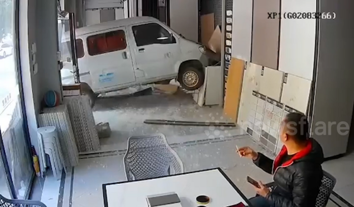 Clip: Đứng tim cảnh ô tô đột nhiên tăng tốc, đâm xuyên qua tường kính, lao thẳng vào nhà 