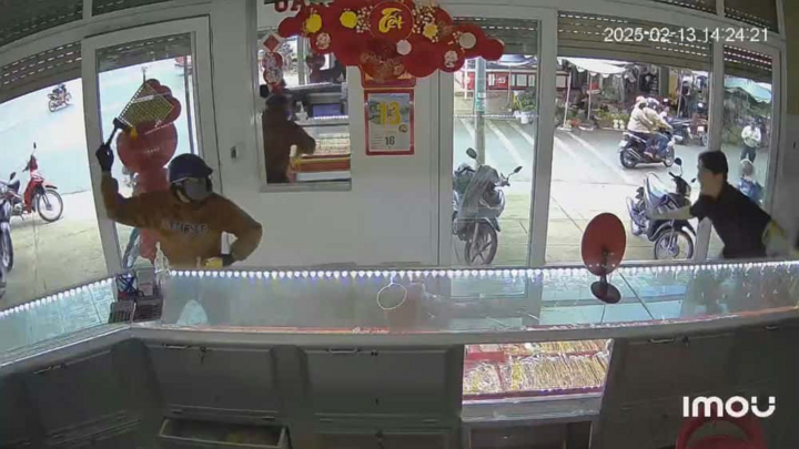 Vụ dùng rìu cướp tiệm vàng ở Lâm Đồng: Lời khai bất ngờ của nghi phạm 