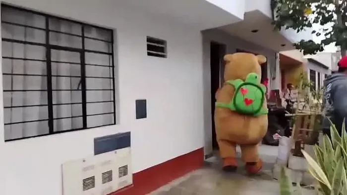 Clip: Cảnh sát cải trang thành 