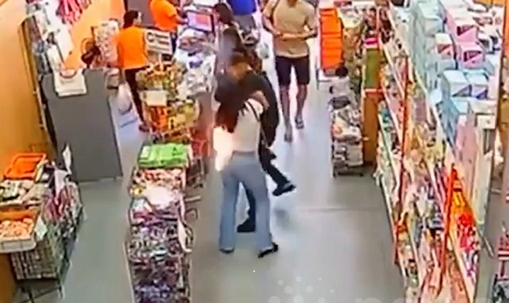 Clip: Tá hỏa điện thoại di động bất ngờ phát nổ trong túi quần của người phụ nữ đang đi siêu thị