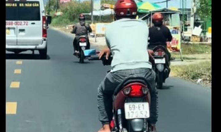 Xác minh clip người đàn ông thản nhiên bắt chéo tay điều khiển xe máy trên đường