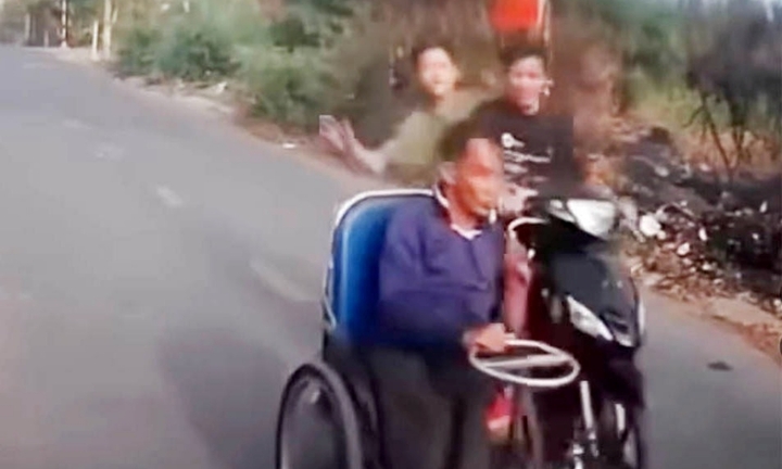 Vụ hai thanh niên đi xe máy đánh người đàn ông ngồi xe lăn: Công an vào cuộc