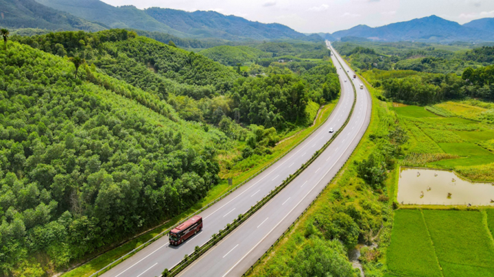 Đồng loạt triển khai khắc phục hư hỏng trên cao tốc Nội Bài - Lào Cai