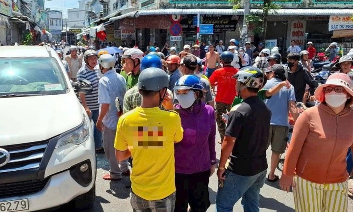 Xác minh thông tin hàng chục người tập trung quanh xe người đàn ông bị nghi 