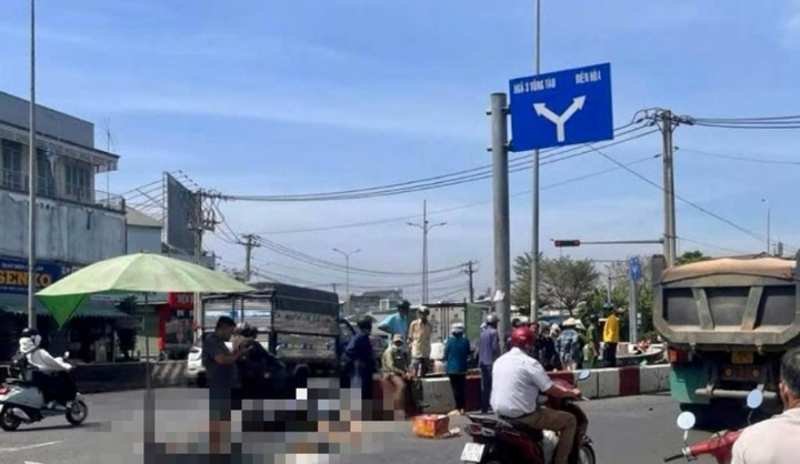 Tin tức tai nạn giao thông mới nhất ngày 21/2: Xe đầu kéo va chạm xe máy, 1 người tử vong