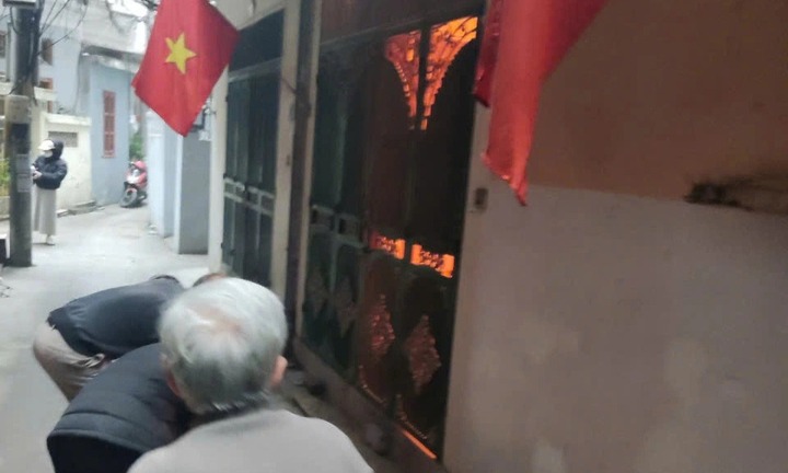 Cảnh sát kịp thời giải cứu cụ ông 78 tuổi khỏi căn nhà đang cháy ở Hà Nội