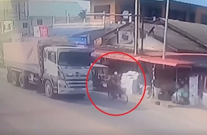 Clip: Đạp xe qua ngã tư, cụ ông 77 tuổi bị xe đầu kéo cán tử vong thương tâm